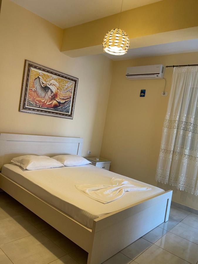 Oni'S Apartments Sarandë Buitenkant foto